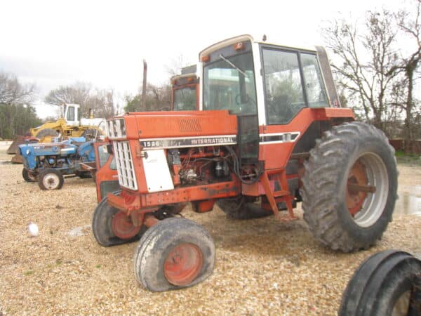 International Harvester 1586