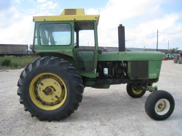 John Deere 4320